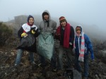 Voluntarios recogiendo basura en el Volcán de Atitlán